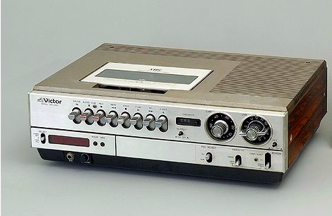 Первая японская модель VHS-видеомагнитофона JVC-HR-3300U 1975 года